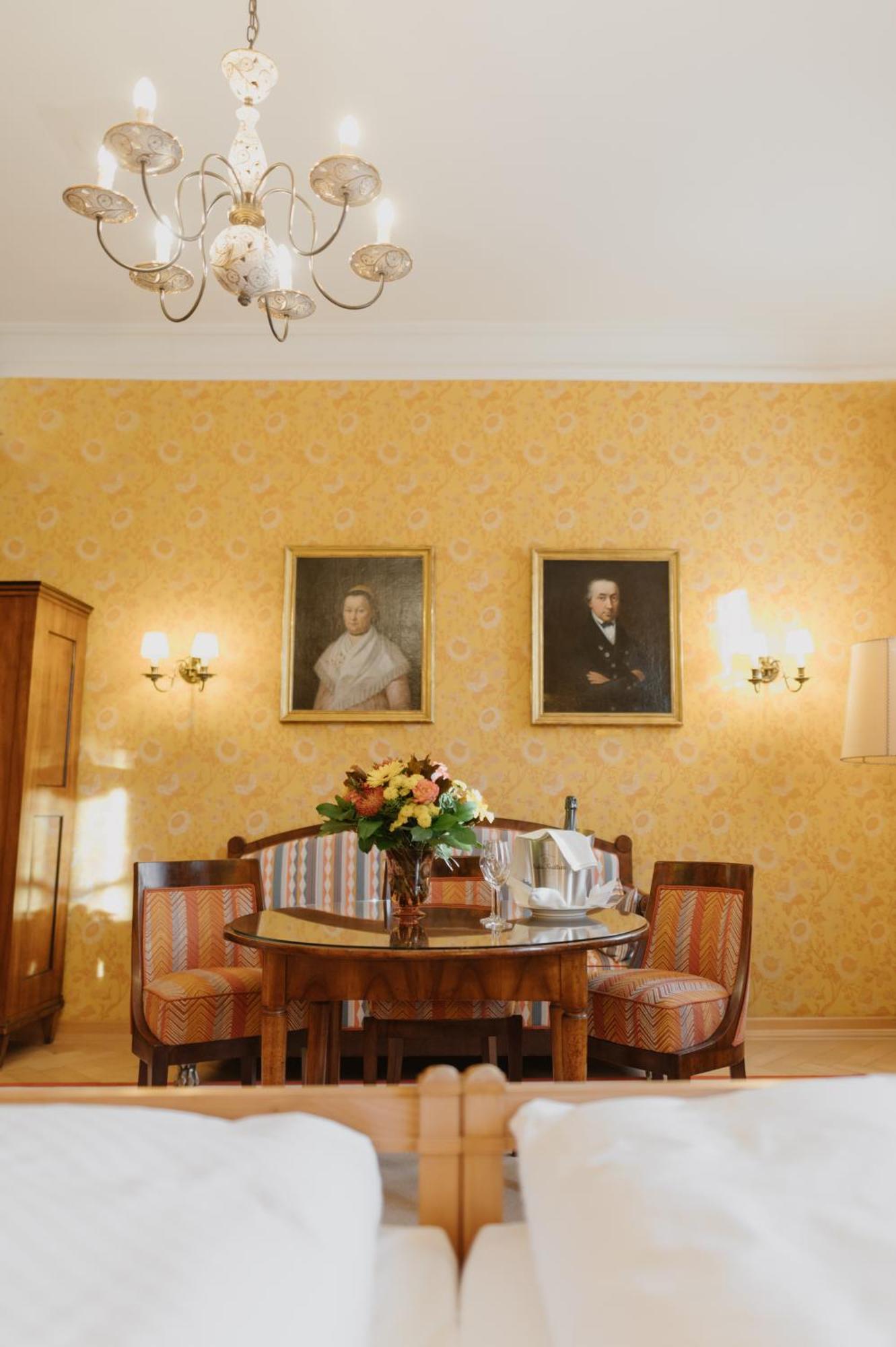 Romantik Hotel Zur Post เฟือร์สเทนเฟลด์บรุค ภายนอก รูปภาพ
