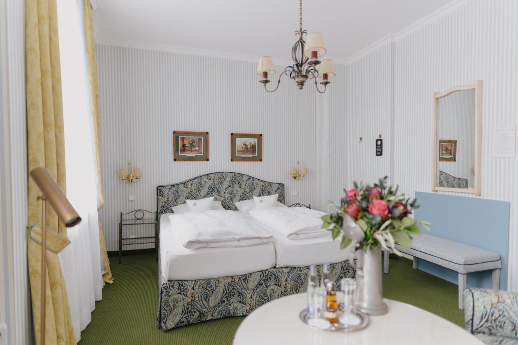 Romantik Hotel Zur Post เฟือร์สเทนเฟลด์บรุค ภายนอก รูปภาพ