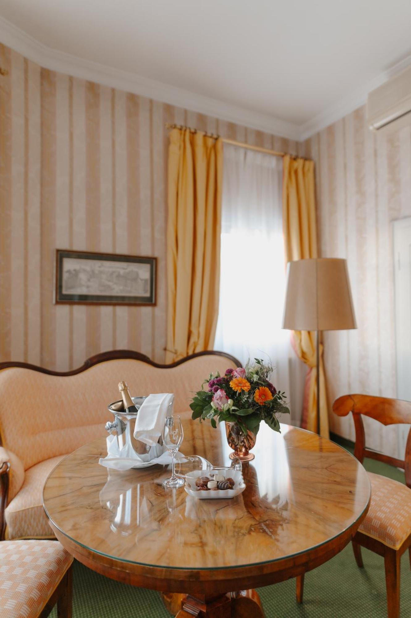 Romantik Hotel Zur Post เฟือร์สเทนเฟลด์บรุค ภายนอก รูปภาพ