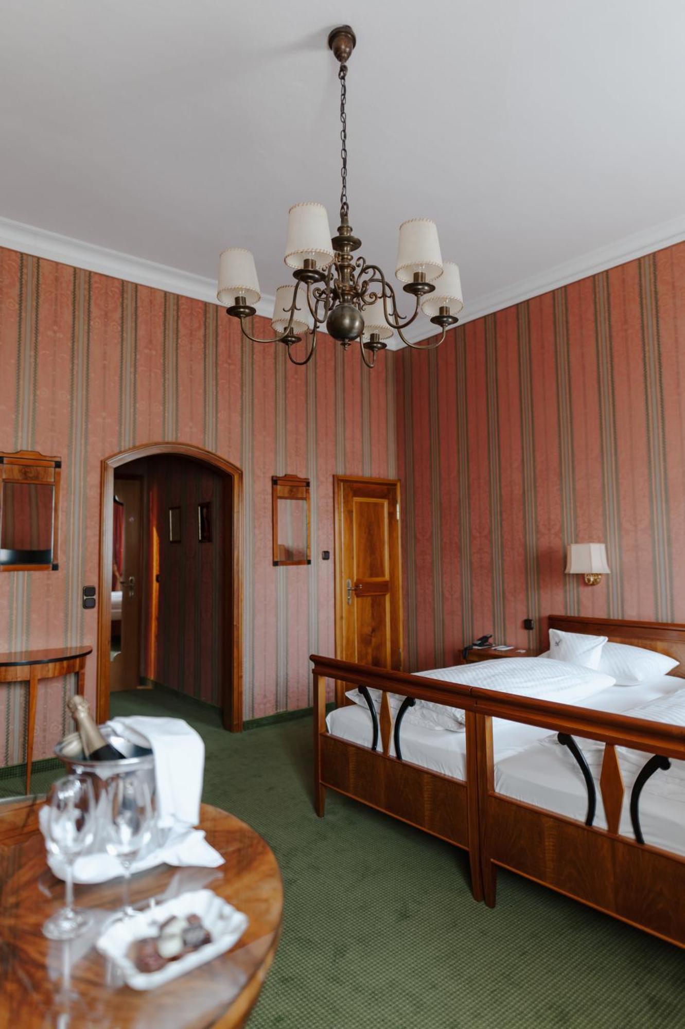 Romantik Hotel Zur Post เฟือร์สเทนเฟลด์บรุค ภายนอก รูปภาพ